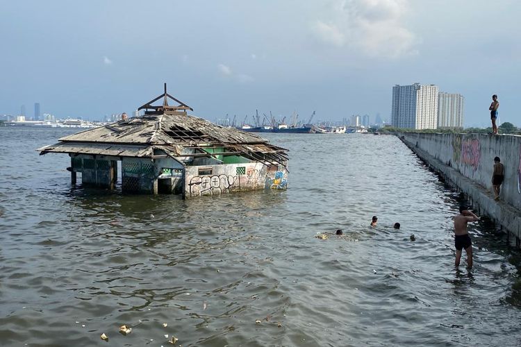 Masjid Wal Adhuna di Muara Baru, Penjaringan, Jakarta Utara menjadi saksi bisu tenggelamnya pesisir Jakarta. Pada Senin (28/11/2022) masjid ini terendam air laut di mana hampir seluruh bangunanya terendam air laut. 