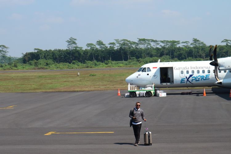 Wisatawan berjalan di area appron Bandara Notohadinegoro, Jember, Jawa Timur. 