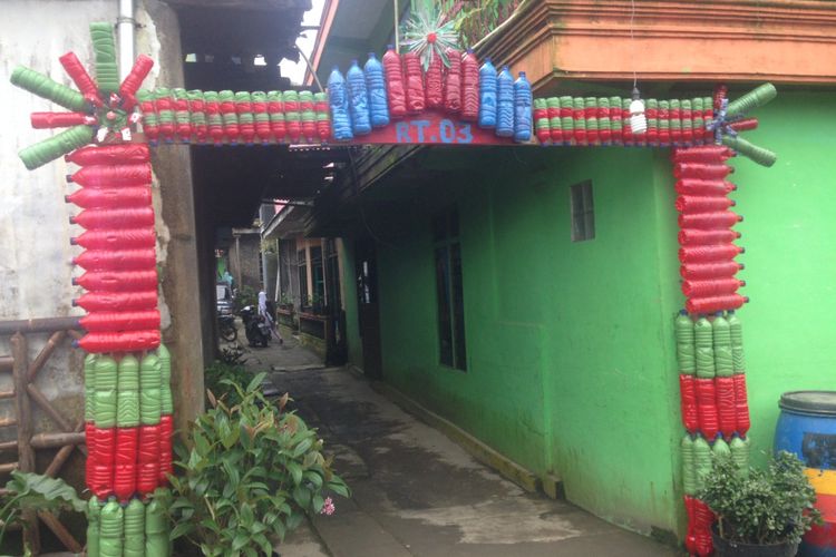 Sejumlah botol plastik dihias menjadi gapura di Desa Sembungan, Kecamatan Kejajar, Kabupaten Wonosobo, Selasa (20/3/2018). Desa itu menjadi salah satu proyek penanganan sampah secara mandiri di Jawa Tengah