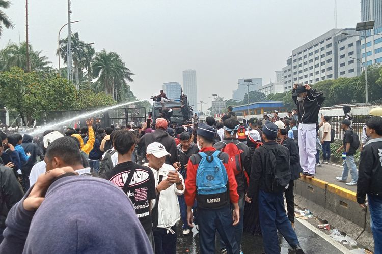 Bendera Parpolnya Dipegang Massa Demo DPR, PAN: Diambil dari Jalanan