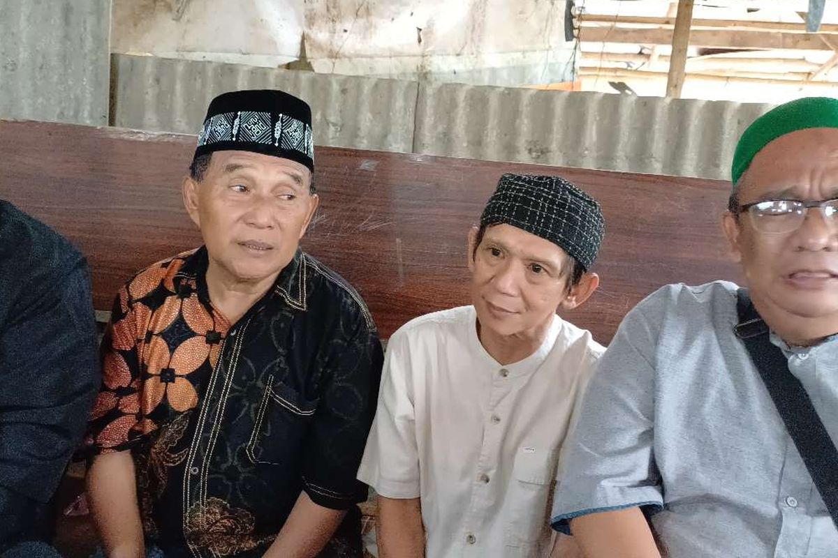 Eman dan Ginanjar (tengah) mengungkapkan mimpi Qomar ingin Empat Sekawan naik haji bareng di tahun ini.