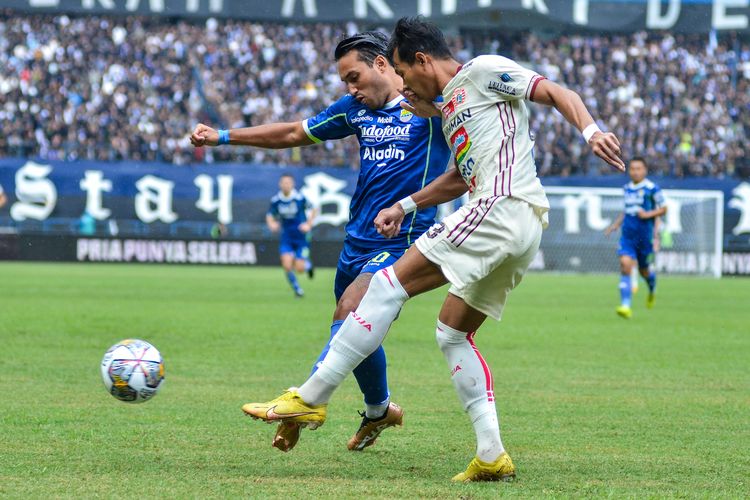 Duel antara Persib Bandung vs Persija Jakarta musim Liga 1 2022-2023, Rabu (11/1/2023) di Stadion Gelora Bandung Lautan Api (GBLA). Pertandingan panas yang kerap menyita perhatian kembali digelar Sabtu (9/3/2024) dalam laga pekan ke-28 Liga 1 2023-2024. 