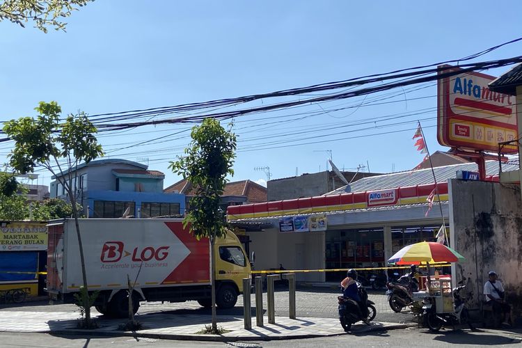 Salah satu supermarket di Jalan Dharmahusada Surabaya yang disegel karena tidak memiliki jukir resmi, Rabu (11/6/2025)