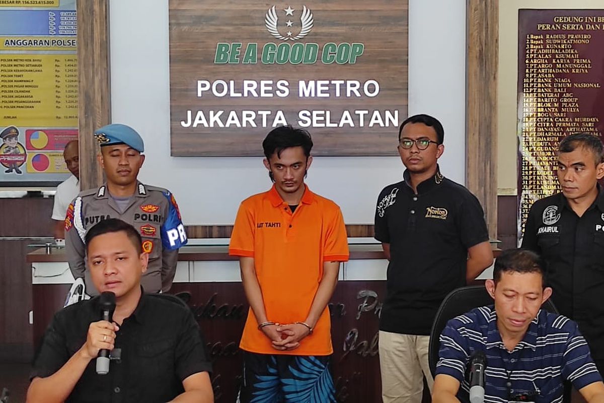 Pelaku berinisial DSP saat ditampilkan di hadapan wartawan di Polres Metro Jakarta Selatan, Rabu (20/9/2023).