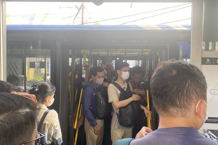 Antrean penumpang Transjakarta di Halte Petukangan D?Masiv 1, Selasa (14/10/2025).