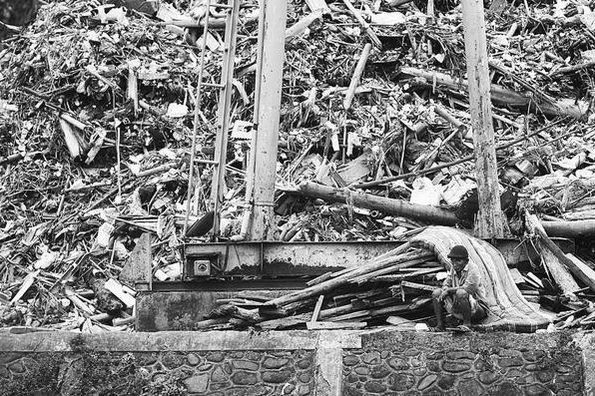 Tumpukan sampah menggunung di Pintu Air Manggarai, Jakarta Selatan, Minggu (23/12). Aneka sampah sebanyak lebih dari 20 truk  itu diangkat dari Kanal Barat agar tidak menghambat aliran air.