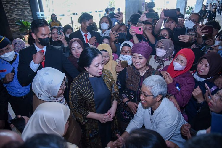 Puan menyapa dan bergialog dengan para aktivis dan PRT usai mengesahkan RUU PPRT sebagai RUU Inisiatif DPR di Gedung Nusantara II, Kompleks Parlemen, Senayan, Jakarta, Selasa (21/3/2023).
