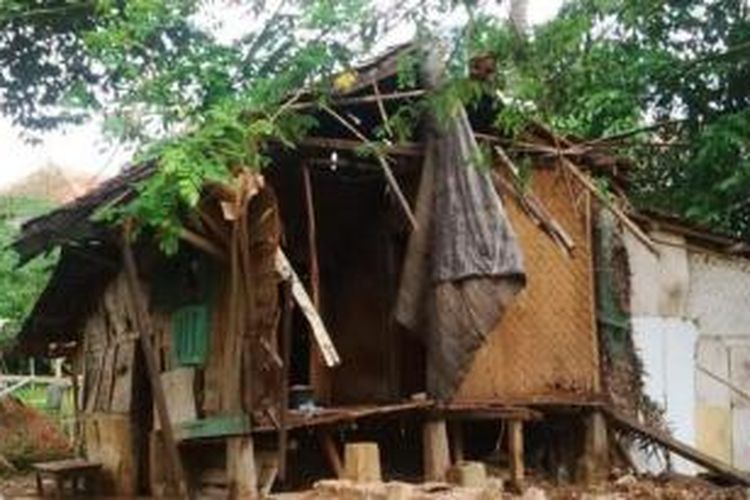 Di gubuk reyot inilah keluarga Andun tinggal selama 35 tahun di Kampung Bolenglang, Desa Sukasari, Kecamatan Cilaku, Kabupaten Cianjur. 