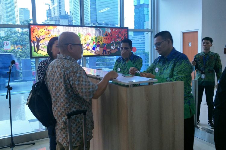Penumpang yang menggunakan city check in baggage handling di KA Bandara BNI City, Sudirman, Jakarta Pusat, Jumat (31/1/2020).