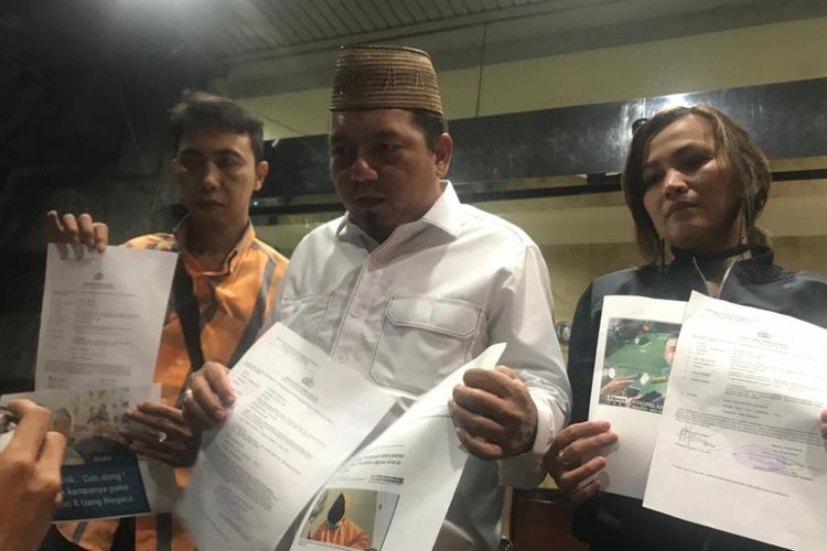 Direktur Hukum dan Advokasi TKN Jokowi-Maruf, Ade Irfan Pulungan (tengah), usai pelaporan di Kantor Bareskrim Polri, Jakarta Pusat, Rabu (6/3/2019) malam. 