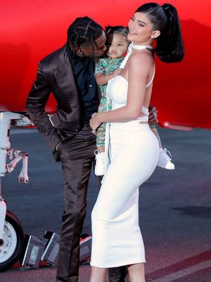 Stormi Webster (tengah) tampil bersama kedua orangtuanya, rapper Travis Scott dan Kylie Jenner pada premier dokumenter Travis Scott: Look Mom I Can Fly.