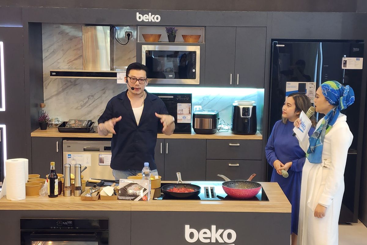 Chef dan juga content creator William Gozali memasak menggunakan peralatan dari Beko