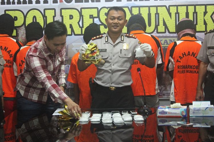 Kapolres Nunukan AKBP Jepri Yuniardi memperlihatkan barang baukti sabu sabu seberat 2 kilogram yang dikemas dalam kemasan teh dari Tiongkok. Sabu sabu seberat 2 ilogram tersebut rencananya akan diedarkan di Kota Bone Sulawesi Selatan, namun keburu diamankan oleh Anggota Satreskoba Polres Nunukan di Pulau Sebatik.