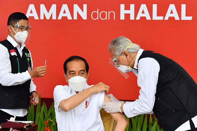 Presiden Joko Widodo (tengah) bersiap disuntik dosis pertama vaksin Covid-19 produksi Sinovac oleh vaksinator Wakil Ketua Dokter Kepresidenan Prof Abdul Mutalib (kanan) di beranda Istana Merdeka, Jakarta, Rabu (13/1/2021). Penyuntikan perdana vaksin Covid-19 ke Presiden Joko Widodo tersebut menandai dimulainya program vaksinasi di Indonesia.