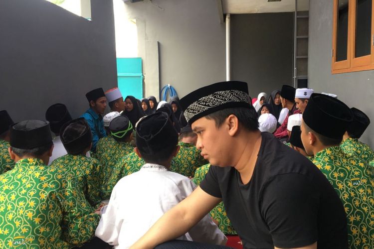 Billy Syahputra saat mennggelar pengajian untuk mendiang Olga Syahputra di kediaman ayahnya, di kawasan Duren Sawit, Jakarta Timur, Rabu (16/5/2018).