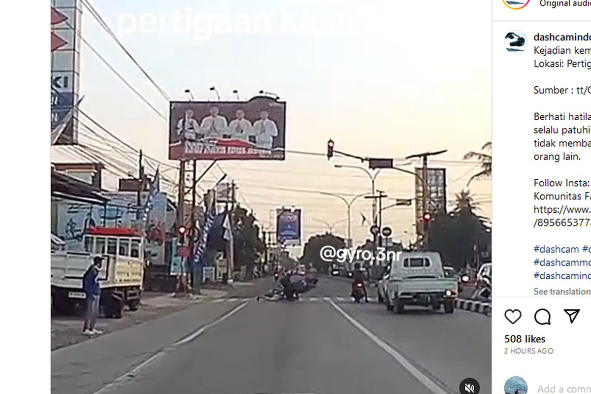 Pengendara motor tabrak pengendara lain yang sedang berhenti di lampu merah