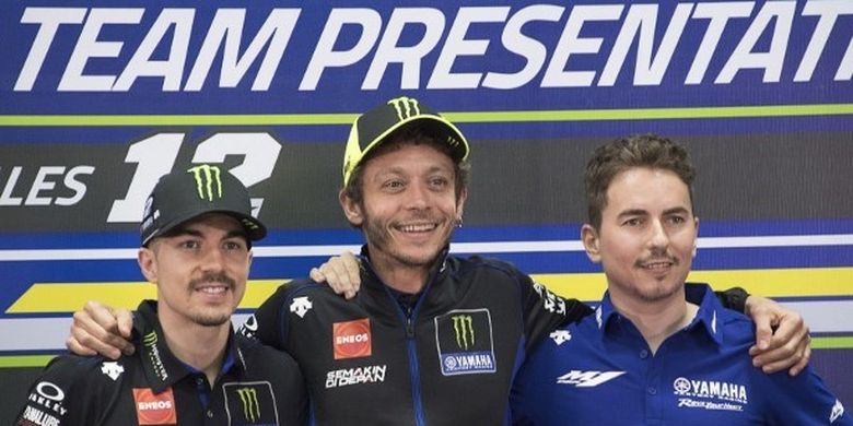 Maverick Vinales, Valentino Rossi, dan Jorge Lorenzo saat menghadiri peluncuran tim Yamaha Factory Racing di Sirkuit Sepang, Malaysia pada 6 Februari 2020.