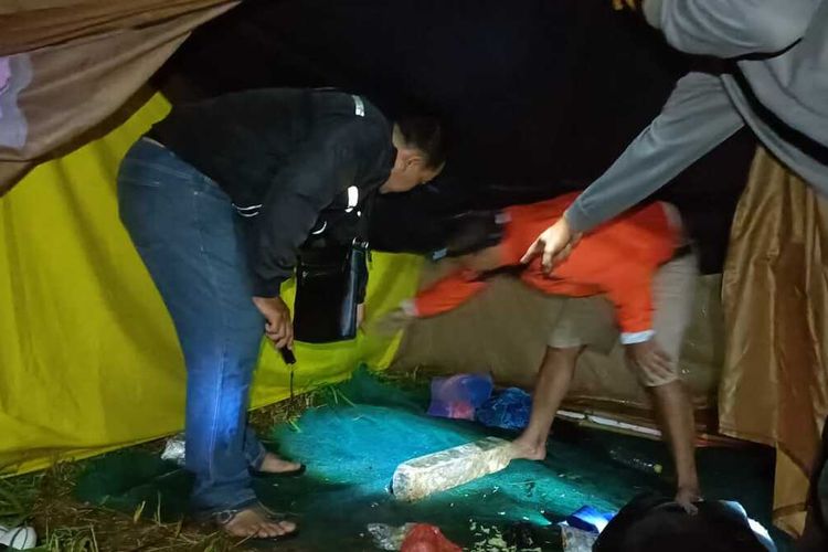 Seorang siswa sekolah dasar berinisial RMS (11) tewas disambar petir saat sedang melakukan kegiatan berkemah di Desa Ciaruteun Udik, Kecamatan Cibungbulang, Kabupaten Bogor, Jawa Barat, Sabtu (1/10/2022) malam