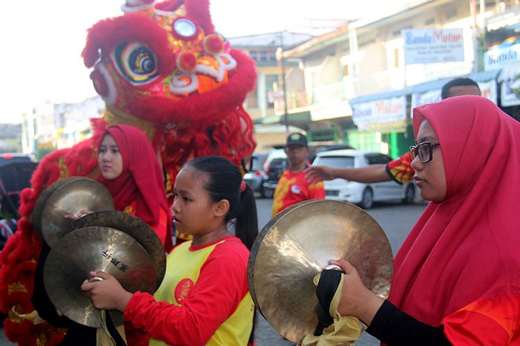 Barongsai, tarian tradisional China, menjadi salah satu media perekat persahabatan antara etnis Tionghoa dan Muslim di Kota Banda Aceh. Dari 25 penari barongsai, delapan di antaranya adalah pelajar Muslim warga Banda Aceh yang selalu ikut dalam penampilan barongsai setiap perayaan Imlek di kawasan Pasar Penayong, Kecamatan Kuta Alam, Banda Aceh, Jumat.