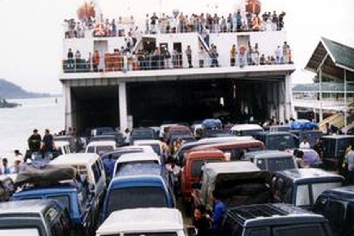 Jika jembatan Selat Sunda sudah dibangun, pemandangan seperti ini tidak akan terjadi lagi. 