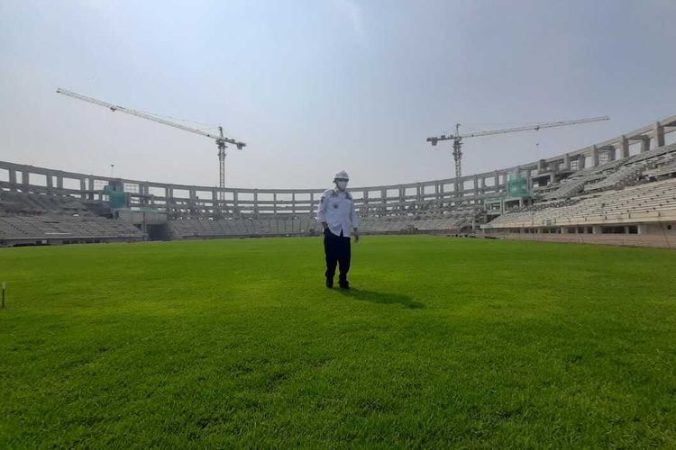 Gubernur Banten Wahidin Halim menjajal rumput Banten International Stadium (BIS)
