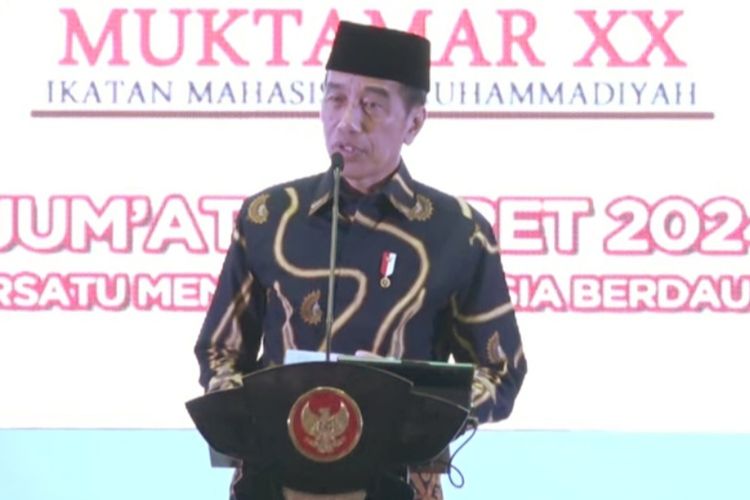 Presiden Joko Widodo saat memberikan sambutan pada pembukaan Muktamar XX Ikatan Mahasiswa Muhammadiyah yang digelar di Palembang, Sumatera Selatan, Jumat (1/3/2024).