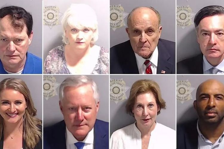 Para terdakwa terkait kasus pidana Trump, dari kiri ke kanan: Ray Smith, Cathy Latham, Rudy Giuliani, Kenneth Chesebro, Harrison Floyd, Sidney Powell, Mark Meadows, Jenna Ellis