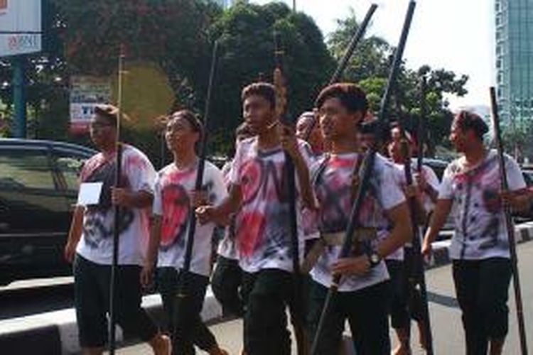 Di bawah teriknta matahari, para pelajar ini tetap bersemangat meneriakkan yel-yel perjuangannya, Jumat (16/8/2013).