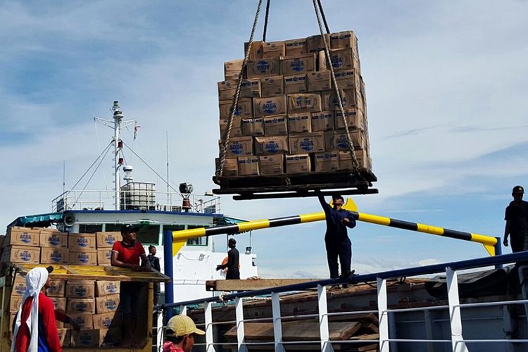 Kegiatan bongka muat Kapal tol laut yang sandar di Dermaga Sungai Pancang Sebatik Kabupaten Nunukan Kamis (30/3/2017).