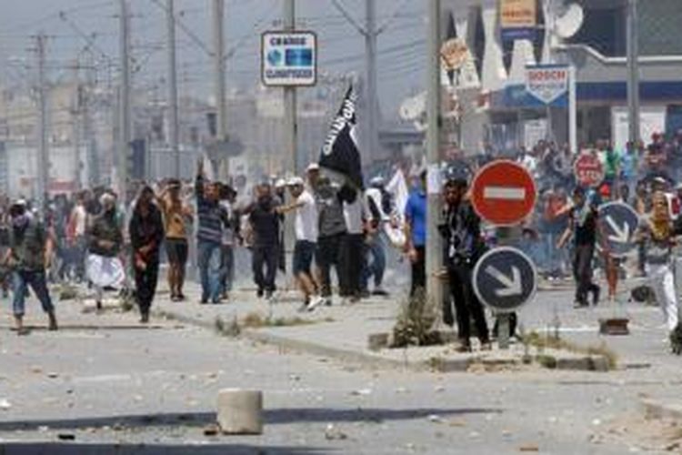 Pada pendukung kelompok Ansar al-Sharia terlibat bentrokan dengan polisi Tunisia di kawasan Hai al-Tadamon, di ibu kota Tunis.

