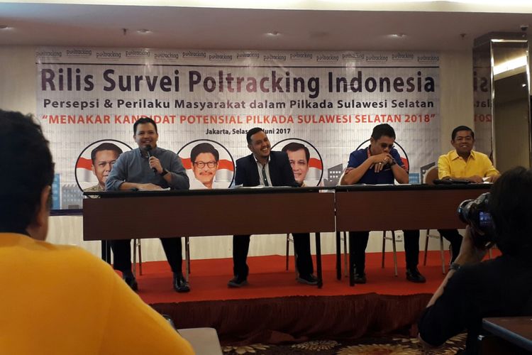 Lembaga survei Poltracking Indonesia saat memaparkan survei dengan tema Menakar Kandidat Potensial Pilkada Sulawesi Selatan 2018 di sebuah hotel, di Meteng, Jakarta Pusat, Selasa (13/6/2017). 