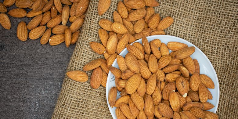 Almond memiliki asam amino tirosin yang bisa menaikan mood,