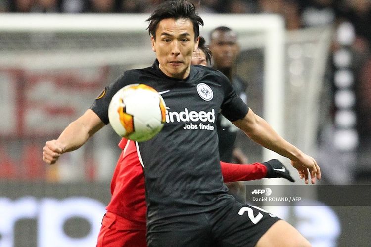 Frankfurts Japanese midfielder Makoto Hasebe and Salzburgs Japanese midfielder Masaya Okugawa vie for the ball during the Europa League last 32 first leg football match between Eintracht Frankfurt and Salzburg in Frankfurt am Main on February 20, 2020. (Photo by Daniel ROLAND / AFP)