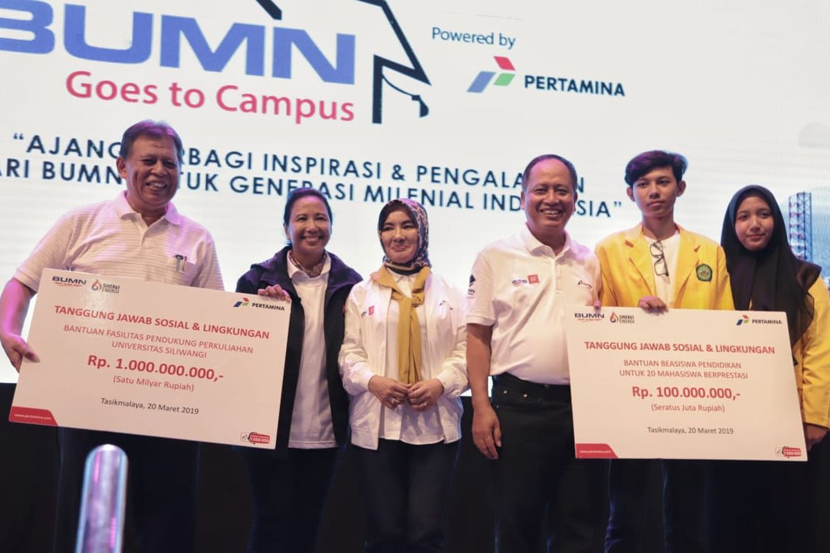 Kemenristekdikti dan Kementerian BUMN menjalin kerjasama Program Magang Mahasiswa Bersertifikat (PMMB). Nota kesepahaman ditandatangani Mohamad Nasir dan Rini Soemarno di Gedung Mandala, Universitas Siliwangi, Kota Tasikmalaya, Rabu (20/3/2019).
