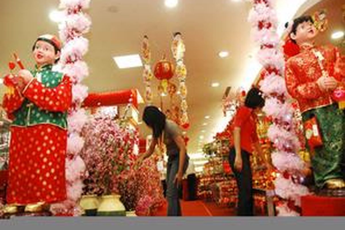 Hiasan khas Imlek yang dipajang di berbagai pertokoan di Palembang