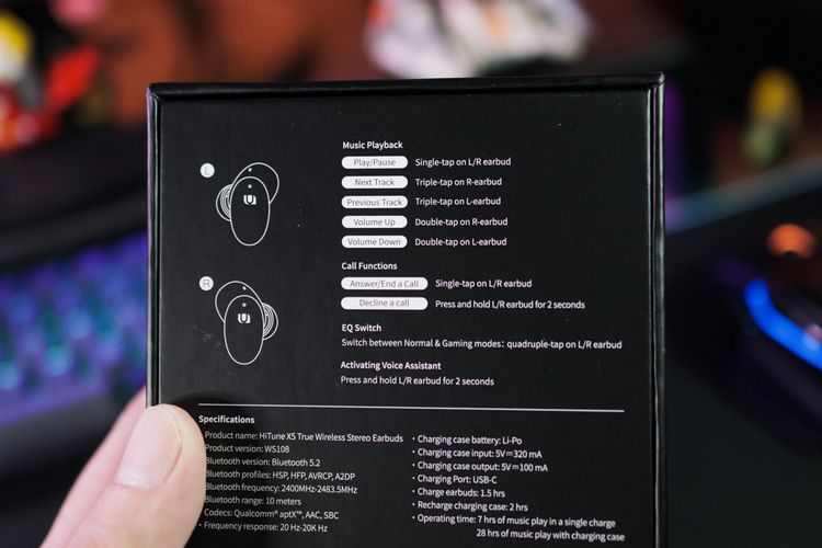 Bagian belakang kemasan Ugreen HiTune X5 berisi keterangan cara menggunakan kendali gestur di touch panel, berikut spesifikasi earphone