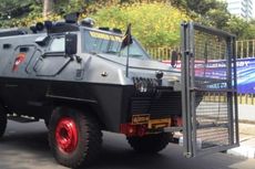 Barracuda dan Water Canon Bersiaga di Gedung MPR