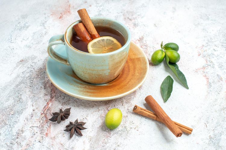 Ada beberapa cara pengolahan untuk mendapatkan manfaat kayu manis, termasuk dengan mencampurkan gulungan kayu manis ke dalam secangkir teh.