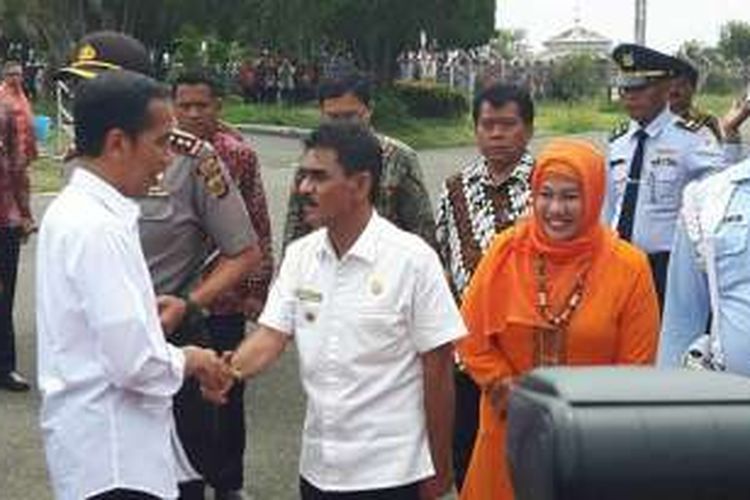 Presiden RI Joko Widodo bersalaman dengan Bupati Aceh Utara, Muhammad Thaib saat berkunjung di Lhokseumawe dua hari lalu