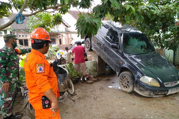 Posisi mobil milik Defri Solihin tersangkut di pagar. Pohon rambutan menghalanginya saat terjadi banjir di perumahan De Flamboyan di Kelurahan Tanjung Selamat, Kecamatan Medan Tuntungan pada Kamis malam hingga Jumat dini hari (4/12/2020).