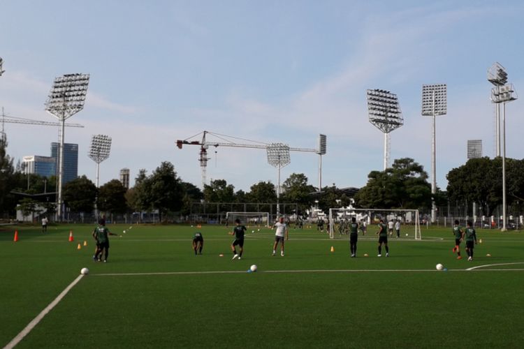 Sesi latihan terakhir tim nasional U-22 Indonesia di Lapangan ABC, Kompleks Gelora Bung Karno, Jakarta, Kamis (14/2/2019) sore. 