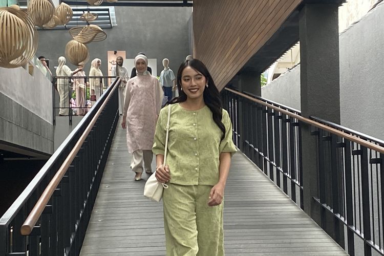 Model mengenakan setelan two-piece berupa atasan berwarna hijau pastel pada acara anniversary Merché di Kopitagram Centang Biru, Kuningan, Jakarta Selatan, Jumat (7/2/2025).