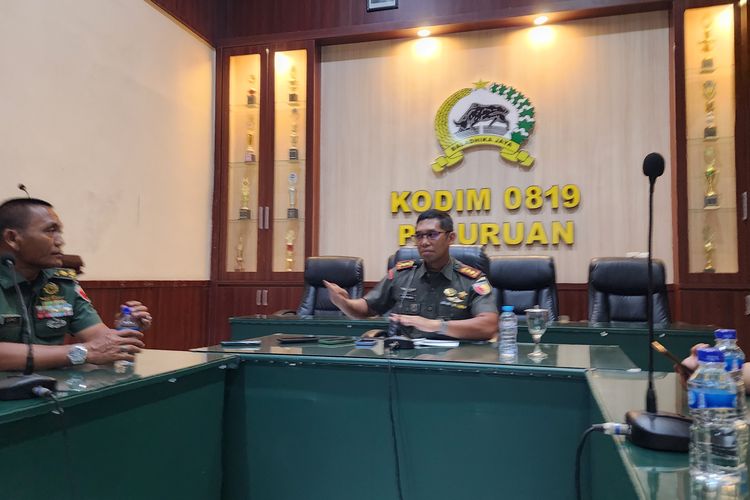 Komandan Kodim 0819 Pasuruan sedang menjelaskan kronologi terbakarnya mobil truk NPS di Tol Gempol-Pandaan