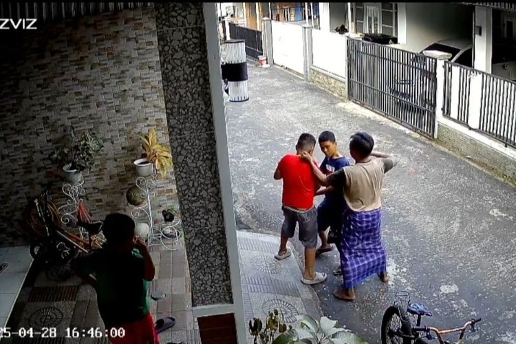 Viral, Pria Tampar Tiga Anak di Palembang gara-gara Bola Masuk Pekarangan Rumah