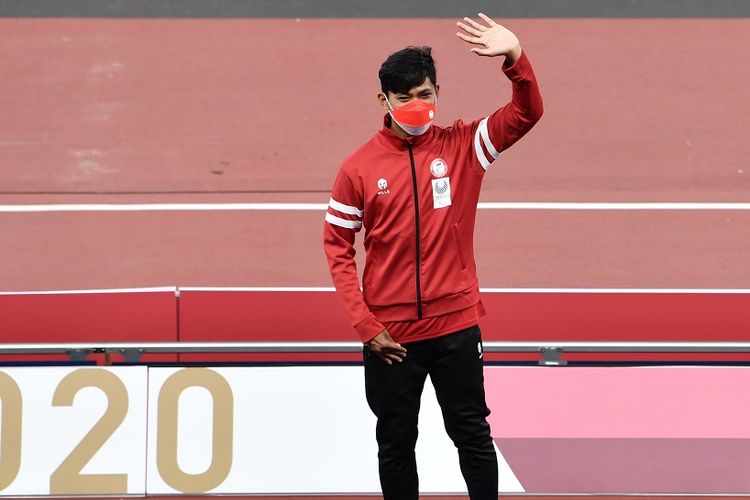 Pelari Indonesia Sapto Yogo Purnomo berpose sebelum penyerahan medali perunggu dalam nomor lari 100 meter Paralimpiade Tokyo 2020 di Stadion Nasional Tokyo, jepang, Jumat (27/8/2021). Sapto meraih medali perunggu setelah finish di posisi ketiga dengan catatan waktu 11,31 detik, sementara medali emas diraih pelari Amerika Serikat Mayhugh dan medali perak diraih pelari Rusia Kobesov. ANTARA FOTO/HO-NPC Indonesia/app/rwa.