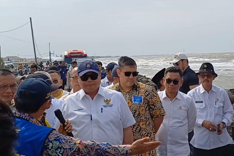 Menteri Koordinator (Menko) Bidang Perekonomian RI Airlangga Hartarto meninjau lokasi rawan terdampak banjir rob di Kawasan Eretan, Indramayu, Jawa Barat, Rabu (24/1/2024).