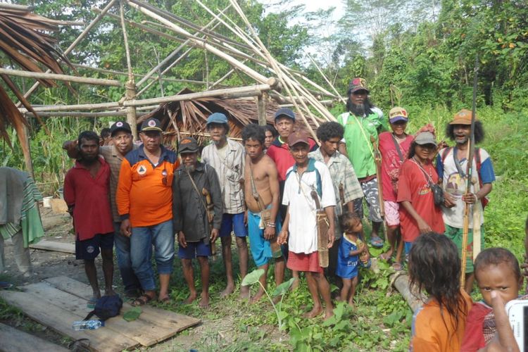 Warga suku terasing di pedalaman Pulau Seram, Maluku yang mengalami bencana kelaparan didata oleh petugas Badan Penanggulangan Bencana Daerah (BPBD) Kabupaten Maluku Tengah, Selasa (24/7/2018). Foto BPBD Maluku Tengah