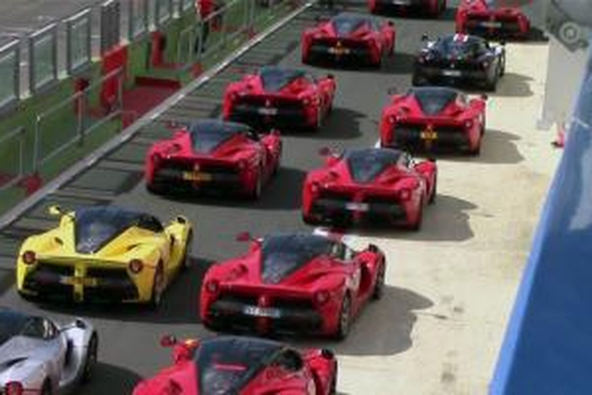 15 Ferrari LaFerrari bersiap memacu adrenalin di sirkuit Vallelunga saat acara Cavalacade 2015 .