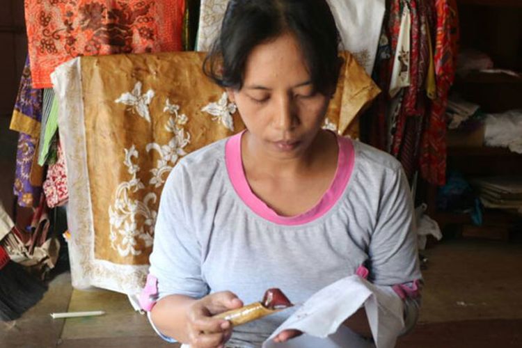 Mutiah (36), sejak kecil membatik di Kampung Batik Semarang, kini menjadi perajin batik di salah satu rumah yaitu Batik Arjuna Semarang.