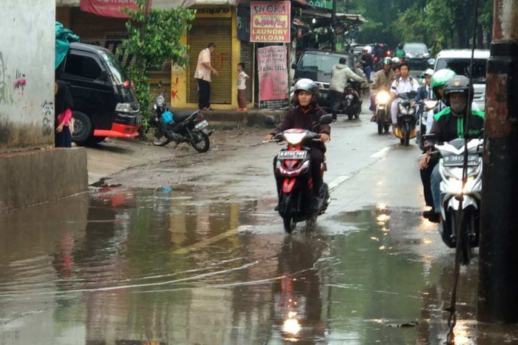 Genangan terjadi di kawasan Pasar Kambing atau Pasar Warung Buncit di Jalan Kemang Utara IX, Mampang Prapatan, Senin (9/10/2017) berangsur surut.